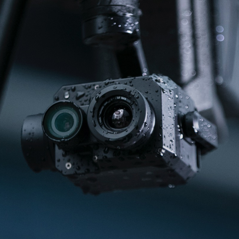 XT2無人機雙光熱成像相機,熱成像與4K可見光傳感器結(jié)合，內(nèi)置機器智能技術(shù),大疆與FLIR聯(lián)合打造下一代行業(yè)無人機影像解決方案—禪思XT2雙光熱成像相機。
熱成像與4K可見光傳感器結(jié)合，內(nèi)置機器智能技術(shù)，禪思XT2能隨時提供關(guān)鍵信息，
助用戶掌握先機，將感知能力與作業(yè)效率提升至全新高度。禪思XT2集成FLIR高精度熱成像傳感器和4K可見光傳感器，可同時錄制、傳輸熱成像與可見光影像。
相機與大疆行業(yè)飛行平臺無縫結(jié)合，提供便捷直觀的操控。工業(yè)級防護設(shè)計大幅提升可靠性，讓XT2在嚴苛環(huán)境下穩(wěn)定工作。