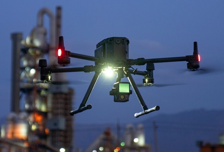 DJI大疆禪思 L1 激光雷達可見光融合測繪相機,DJI大疆禪思 L1 激光雷達可見光融合測繪相機,DJI L1  是一款高度集成、高性價比、易用的行
業(yè)激光雷達負(fù)載。一體化集成 Livox 、高精度慣
導(dǎo)、1英寸測繪相機和三軸云臺等模塊，搭配經(jīng)
緯M300 RTK和大疆智圖，形成一體化解決方案，
輕松實現(xiàn)全天候、高效率實時三維數(shù)據(jù)獲取以及
復(fù)雜場景下的高精度后處理重建?？蓱?yīng)用于測繪、
建筑、電力、林業(yè)、應(yīng)急安防等領(lǐng)域。