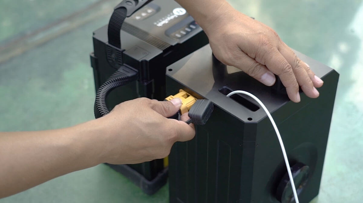 飛宇無人機(jī)充電寶 小型無人機(jī)系留系統(tǒng),飛宇無人機(jī)充電寶 小型無人機(jī)系留系統(tǒng),無人機(jī)充電寶是專為DJI精靈（Phantom）系列和御系列無人機(jī)打造的長航時留空系統(tǒng)。該系統(tǒng)由機(jī)載電源和一體地面電源組成，通過合金供電線將地面電池的能量源源不斷的傳送給飛行器，使其突破電池容量限制，讓用戶擁有更充裕的時間享受飛行的樂趣。